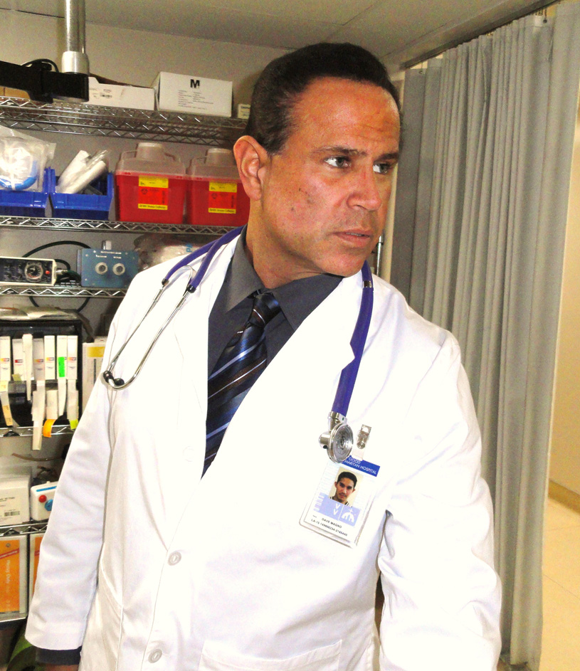 Keith Middlebrook on Set of Southland as Dr Miles